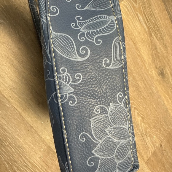 Multi-Sac Blue Tone Crossbody Bag Size 8H X 8L Leather Zipper pockets - Picture 3 of 13